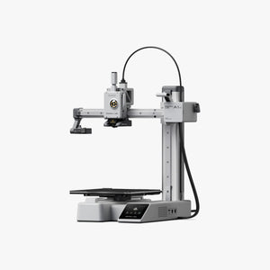 Bambu Lab A1 Mini 3D Yazıcı, ön sağ perspektif görünümüyle dikey kolon yapısını ve dokunmatik kontrol panelini sergiler. Timuzon güvencesiyle hemen keşfedin.