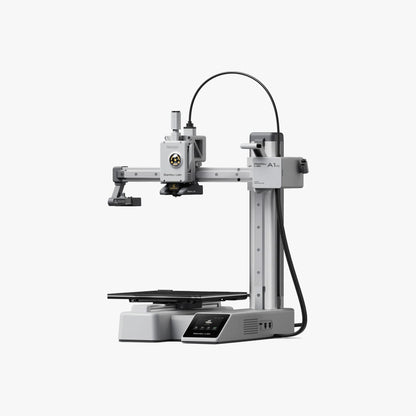 Bambu Lab A1 Mini Combo'nun ön sağ görünümü, kompakt tasarımını ve renkli dokunmatik ekranını sergiler. Timuzon güvencesiyle hemen keşfedin.