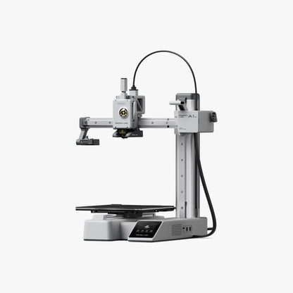 Bambu Lab A1 Mini Combo'nun ön sağ görünümü, kompakt tasarımını ve renkli dokunmatik ekranını sergiler. Timuzon güvencesiyle hemen keşfedin.