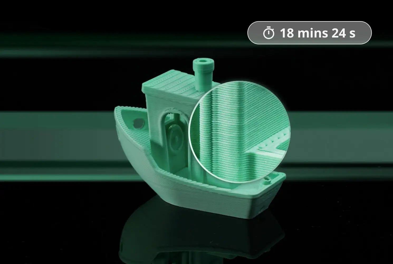 Bambu Lab P1S COMBO 3D yazıcı ile basılan yeşil Benchy modelinin pürüzsüz katman detaylarını ve hızlı baskı süresini gösterir. Timuzon güvencesiyle hemen keşfedin.