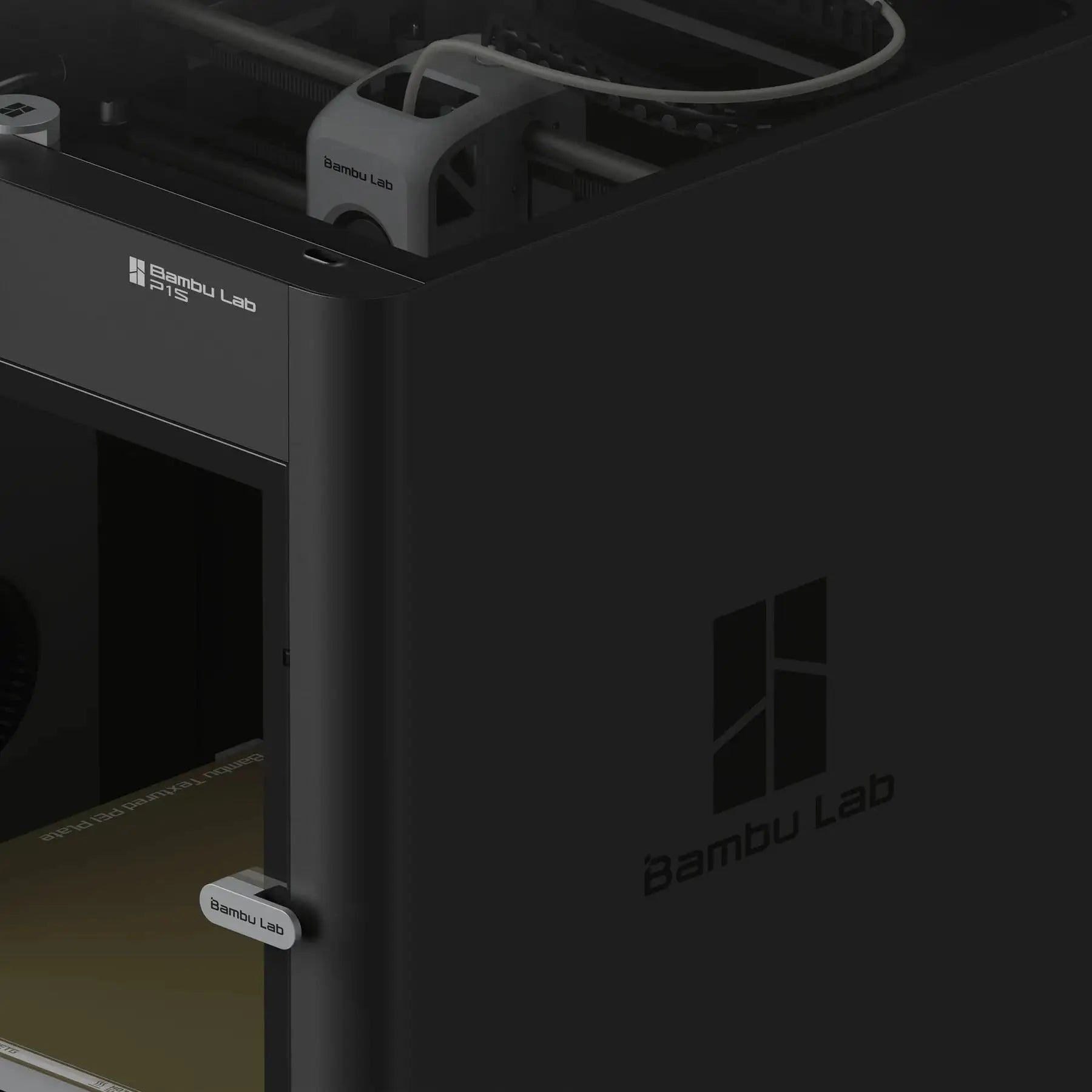 Bambu Lab P1S COMBO 3D yazıcı baskı kafası, hareket mekanizması ve gövde logosunun yakın çekim açısını gösterir. Timuzon güvencesiyle hemen keşfedin.