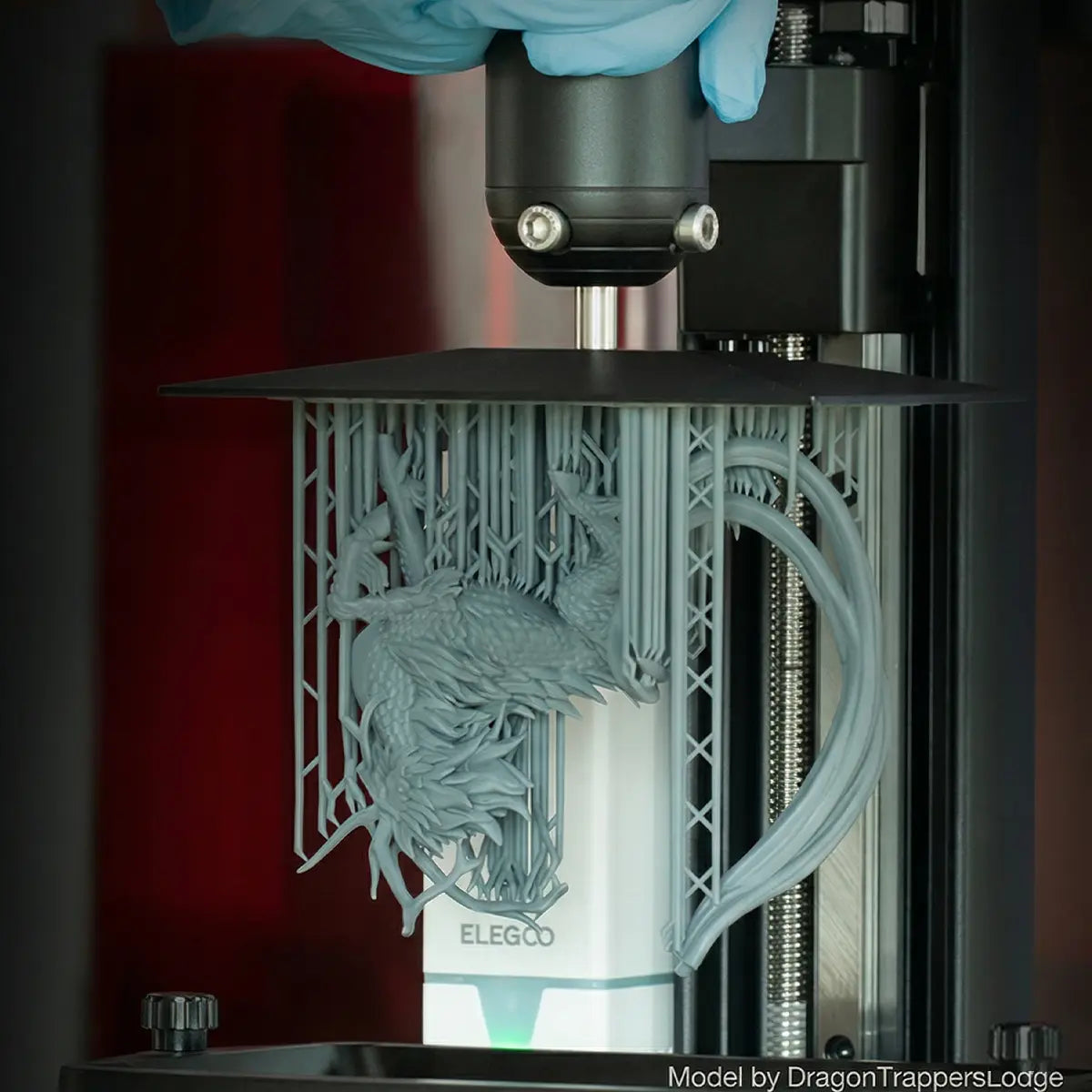 Bir Elegoo 3D yazıcının yapı tablasında destek yapılarıyla Elegoo ABS-Like v2.0 reçine ile basılan karmaşık geyik modeli.