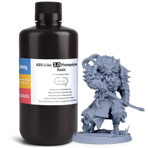Elegoo ABS-Like v2.0 Gri reçine 1kg şişe ve yanında basılmış detaylı zırhlı gergedan savaşçı figürü.