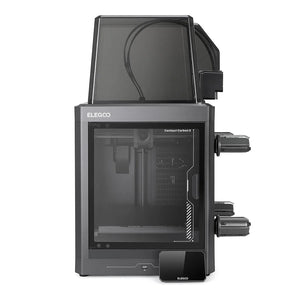 Elegoo Centauri Carbon 2 Combo 3D yazıcı, kapalı kabin yapısını ve sağdaki filament tutucuları içeren ön görünümünü sunar. Timuzon güvencesiyle hemen keşfedin.