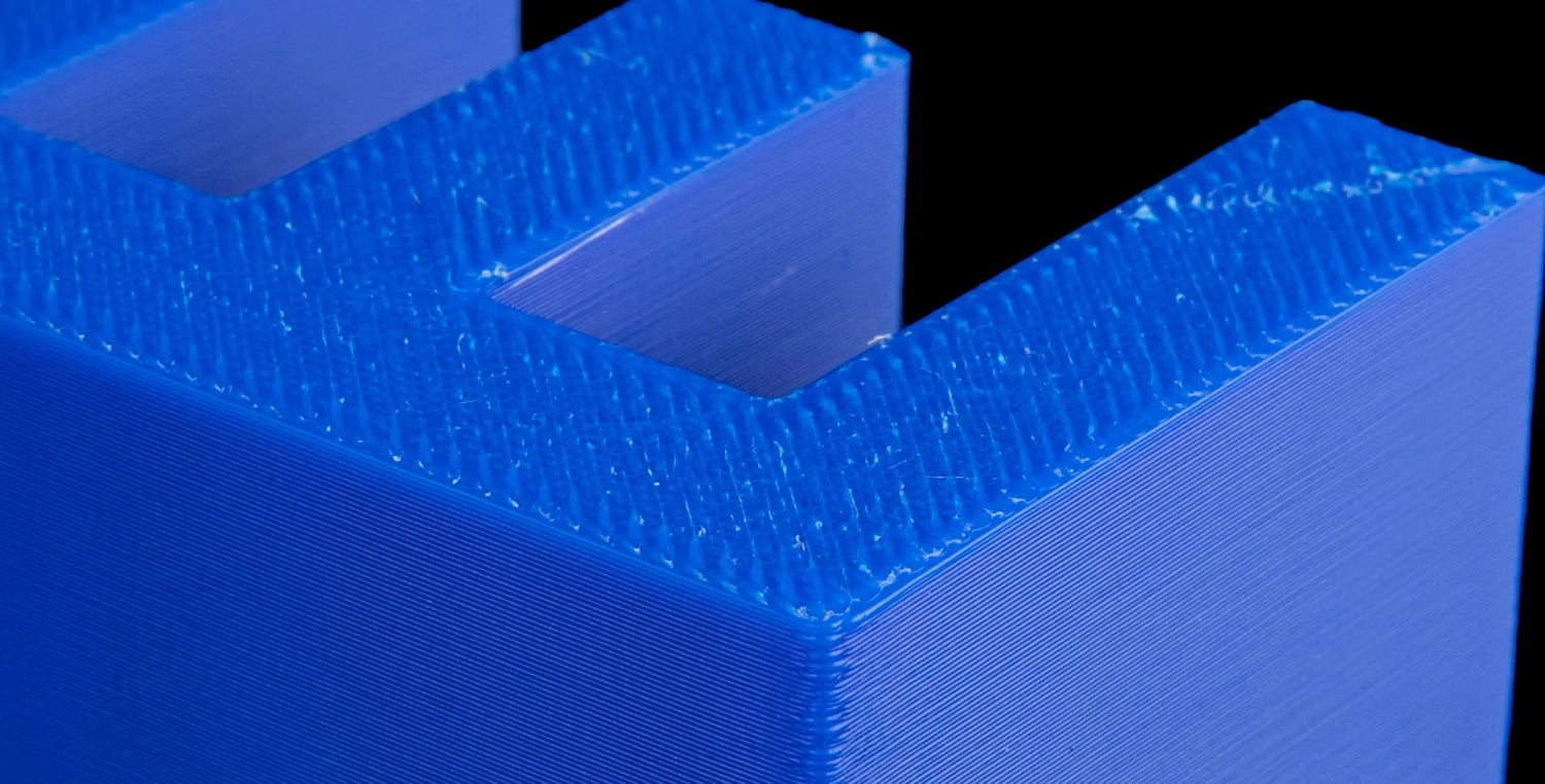 ELEGOO Centauri Carbon 3D yazıcı titreşim telafisi öncesinde katman yüzeyinde oluşan dalgalı baskı izlerini önler. Timuzon güvencesiyle hemen keşfedin.
