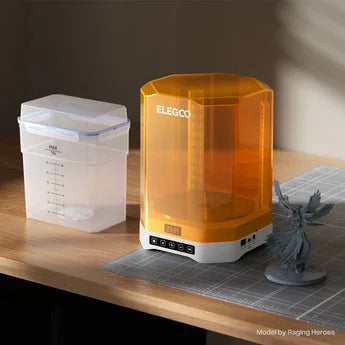 ELEGOO Mercury Plus V3.0 yıkama ve kürleme makinesi masa üstü kullanımda, temizleme haznesi ve UV kürleme ünitesi birlikte. Timuzon güvencesiyle hemen keşfedin.