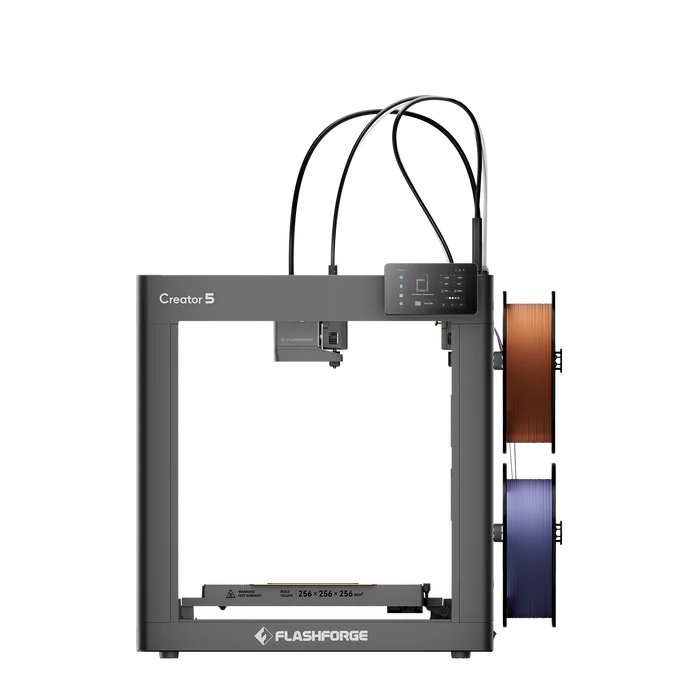 Flashforge Creator 5 3D yazıcının filamentleri takılıyken baskı tablasını ve gövdesini gösteren ön görünümü. Timuzon güvencesiyle hemen keşfedin.